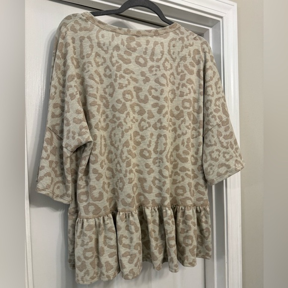Cute layered leopard print top size large - Picture 3 of 3